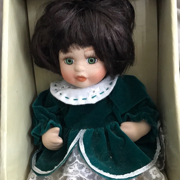 Small porcelain doll new in box - Picture 2 of 3